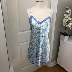 Oscar De La Renta night Gown